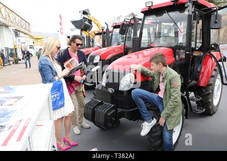 Pechino, Cina. Decimo Apr, 2018. La gente guarda made-in-cina trattori durante il XXI Fiera Internazionale dell'economia Mostar a Mostar, in Bosnia e Erzegovina (BiH) il 10 aprile 2018. Credito: Haris Memija/Xinhua/Alamy Live News Foto Stock