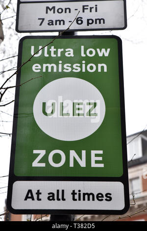 Euston Road, Londra, Regno Unito. Il 7 aprile 2019. Indicazioni per il new ULEZ (Ultra zona a bassa emissione di CO2) che inizia domani (8 aprile) nel centro di Londra. Credito: Matteo Chattle/Alamy Live News Credito: Matteo Chattle/Alamy Live News Foto Stock