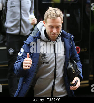 Fir Park, Motherwell, Regno Unito. 7 apr, 2019. Ladbrokes Premiership, Motherwell contro Rangers; Scott Arfield dei Rangers offre agli appassionati del pollice su come egli arriva solo uso editoriale, è richiesta una licenza per uso commerciale. Nessun uso in scommesse, giochi o un singolo giocatore/club/league pubblicazione. Credit:Azione Plus sport/Alamy Live News Foto Stock