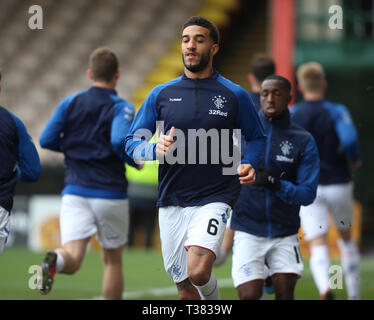 Fir Park, Motherwell, Regno Unito. 7 apr, 2019. Ladbrokes Premiership, Motherwell contro Rangers; Connor Goldson dei Rangers si riscalda solo uso editoriale, è richiesta una licenza per uso commerciale. Nessun uso in scommesse, giochi o un singolo giocatore/club/league pubblicazione. Credit:Azione Plus sport/Alamy Live News Foto Stock