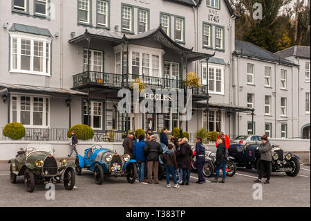 Glengarriff, West Cork, Irlanda. 7 apr, 2019. La vettura francese club 'Amilcar" è attualmente impegnato in un tour di 6 giorni della Irlanda. Il club ha effettuato una sosta a Eccles Hotel Glengarriff questo pomeriggio. Credito: Andy Gibson/Alamy Live News. Foto Stock