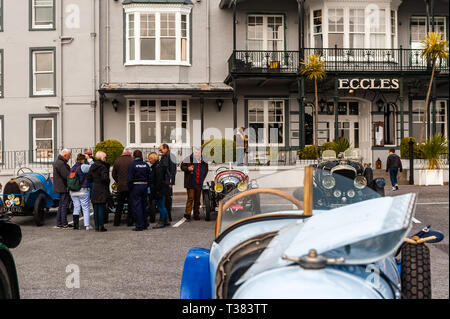 Glengarriff, West Cork, Irlanda. 7 apr, 2019. La vettura francese club 'Amilcar" è attualmente impegnato in un tour di 6 giorni della Irlanda. Il club ha effettuato una sosta a Eccles Hotel Glengarriff questo pomeriggio. Credito: Andy Gibson/Alamy Live News. Foto Stock