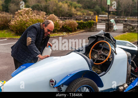 Glengarriff, West Cork, Irlanda. 7 apr, 2019. La vettura francese club 'Amilcar" è attualmente impegnato in un tour di 6 giorni della Irlanda. Il club ha effettuato una sosta a Eccles Hotel Glengarriff questo pomeriggio. Credito: Andy Gibson/Alamy Live News. Foto Stock