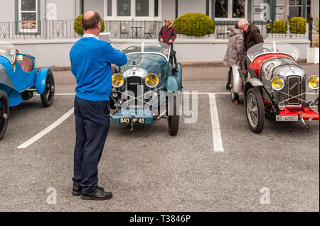 Glengarriff, West Cork, Irlanda. 7 apr, 2019. La vettura francese club 'Amilcar" è attualmente impegnato in un tour di 6 giorni della Irlanda. Il club ha effettuato una sosta a Eccles Hotel Glengarriff questo pomeriggio. Credito: Andy Gibson/Alamy Live News. Foto Stock