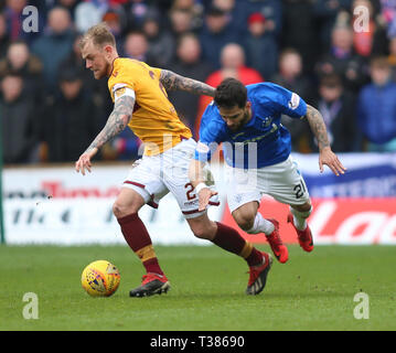 Fir Park, Motherwell, Regno Unito. 7 apr, 2019. Ladbrokes Premiership, Motherwell contro Rangers; Richard Tait di Motherwell più forte nell affrontare di Daniel Candeias di Rangers solo uso editoriale, è richiesta una licenza per uso commerciale. Nessun uso in scommesse, giochi o un singolo giocatore/club/league pubblicazione. Solo uso editoriale, è richiesta una licenza per uso commerciale. Nessun uso in scommesse, giochi o un singolo giocatore/club/league pubblicazione. Credito: Azione Sport Plus/Alamy Live News Foto Stock