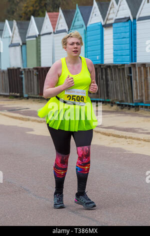 Bournemouth Dorset, Regno Unito. Il 7 aprile 2019. I corridori prendere parte nella baia di Bournemouth eseguire sul tema di divertimento fiabesco lungo di Bournemouth fronte mare - mezza maratona. I partecipanti eseguono per sollevare i fondi vitali per il British Heart Foundation la carità per la lotta contro la malattia di cuore. Un giorno asciutto con sole nebuloso. Credito: Carolyn Jenkins/Alamy Live News Foto Stock