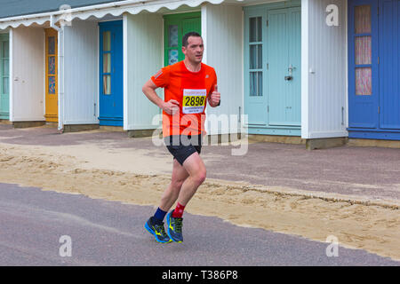 Bournemouth Dorset, Regno Unito. Il 7 aprile 2019. I corridori prendere parte nella baia di Bournemouth eseguire sul tema di divertimento fiabesco lungo di Bournemouth fronte mare - mezza maratona. I partecipanti eseguono per sollevare i fondi vitali per il British Heart Foundation la carità per la lotta contro la malattia di cuore. Un giorno asciutto con sole nebuloso. Credito: Carolyn Jenkins/Alamy Live News Foto Stock