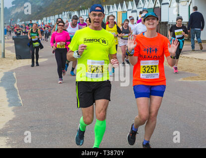 Bournemouth Dorset, Regno Unito. Il 7 aprile 2019. I corridori prendere parte nella baia di Bournemouth eseguire sul tema di divertimento fiabesco lungo di Bournemouth fronte mare - mezza maratona. I partecipanti eseguono per sollevare i fondi vitali per il British Heart Foundation la carità per la lotta contro la malattia di cuore. Un giorno asciutto con sole nebuloso. Credito: Carolyn Jenkins/Alamy Live News Foto Stock