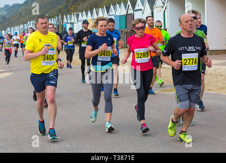 Bournemouth Dorset, Regno Unito. Il 7 aprile 2019. I corridori prendere parte nella baia di Bournemouth eseguire sul tema di divertimento fiabesco lungo di Bournemouth fronte mare - mezza maratona. I partecipanti eseguono per sollevare i fondi vitali per il British Heart Foundation la carità per la lotta contro la malattia di cuore. Un giorno asciutto con sole nebuloso. Credito: Carolyn Jenkins/Alamy Live News Foto Stock