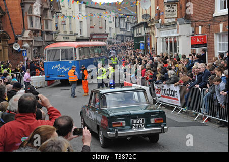 Bromyard, Herefordshire, UK. Il 7 aprile 2019. La città chiude le strade di accesso del pubblico per l'annuale Bromyard Velocità Festival. La manifestazione di quest'anno include una ricreazione del film "Il job italiano" con vetture Mini Cooper e una polizia italiana auto da corsa attorno alla città. Credito: G.P.Essex/Alamy Live News Foto Stock