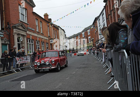 Bromyard, Herefordshire, UK. Il 7 aprile 2019. La città chiude le strade di accesso del pubblico per l'annuale Bromyard Velocità Festival. La manifestazione di quest'anno include una ricreazione del film "Il job italiano" con vetture Mini Cooper e una polizia italiana auto da corsa attorno alla città. Credito: G.P.Essex/Alamy Live News Foto Stock