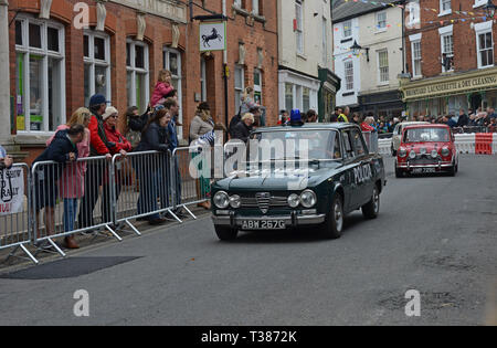 Bromyard, Herefordshire, UK. Il 7 aprile 2019. La città chiude le strade di accesso del pubblico per l'annuale Bromyard Velocità Festival. La manifestazione di quest'anno include una ricreazione del film "Il job italiano" con vetture Mini Cooper e una polizia italiana auto da corsa attorno alla città. Credito: G.P.Essex/Alamy Live News Foto Stock