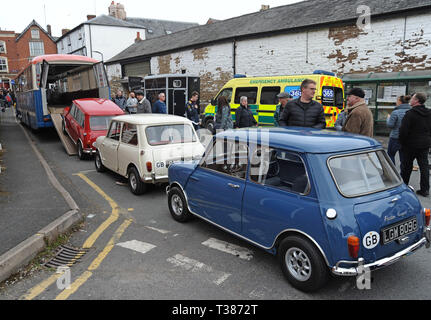 Bromyard, Herefordshire, UK. Il 7 aprile 2019. La città chiude le strade di accesso del pubblico per l'annuale Bromyard Velocità Festival. La manifestazione di quest'anno include una ricreazione del film "Il job italiano" con vetture Mini Cooper e una polizia italiana auto da corsa attorno alla città. Credito: G.P.Essex/Alamy Live News Foto Stock