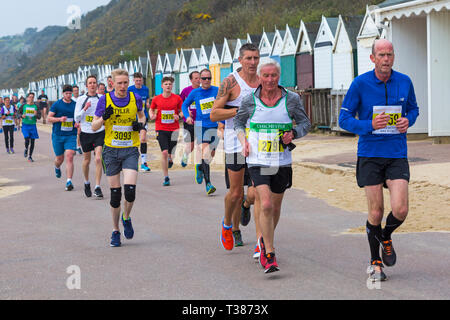 Bournemouth Dorset, Regno Unito. Il 7 aprile 2019. I corridori prendere parte nella baia di Bournemouth eseguire sul tema di divertimento fiabesco lungo di Bournemouth fronte mare - mezza maratona. I partecipanti eseguono per sollevare i fondi vitali per il British Heart Foundation la carità per la lotta contro la malattia di cuore. Un giorno asciutto con sole nebuloso. Credito: Carolyn Jenkins/Alamy Live News Foto Stock