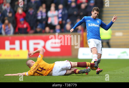 Fir Park, Motherwell, Regno Unito. 7 apr, 2019. Ladbrokes Premiership, Motherwell contro Rangers; Liam Grimshaw di Motherwell slitta affronta Jon Flanagan del Rangers solo uso editoriale, è richiesta una licenza per uso commerciale. Nessun uso in scommesse, giochi o un singolo giocatore/club/league pubblicazione. Credito: Azione Sport Plus/Alamy Live News Foto Stock