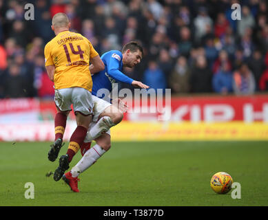 Fir Park, Motherwell, Regno Unito. 7 apr, 2019. Ladbrokes Premiership, Motherwell contro Rangers; Liam Grimshaw di Motherwell collide con Jon Flanagan del Rangers solo uso editoriale, è richiesta una licenza per uso commerciale. Nessun uso in scommesse, giochi o un singolo giocatore/club/league pubblicazione. Credito: Azione Sport Plus/Alamy Live News Foto Stock