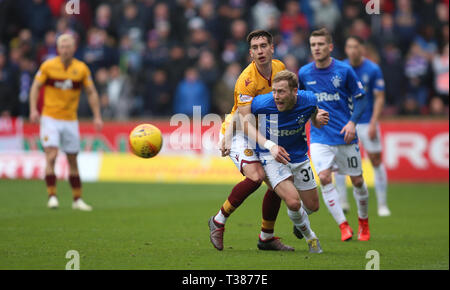 Fir Park, Motherwell, Regno Unito. 7 apr, 2019. Ladbrokes Premiership, Motherwell contro Rangers; Alex Rodriguez Gorrin di Motherwell cimenta con Scott Arfield dei Rangers solo uso editoriale, è richiesta una licenza per uso commerciale. Nessun uso in scommesse, giochi o un singolo giocatore/club/league pubblicazione. Credito: Azione Sport Plus/Alamy Live News Foto Stock