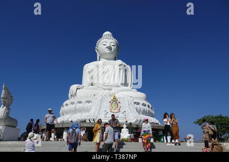 Il 28 febbraio 2019, Thailandia, Chalong: il grande Buddha di Phuket (Big Buddha Phra Phuttha Mingmongkhon Akenakkhiri). La statua del Buddha sorge sull'isola di Phuket nella regione meridionale della Thailandia. Essa è stata completata nel 2008 (eccetto per il piedistallo) ed è uno dei più suggestivi punti panoramici sull'isola. L'imponente statua in marmo è 45 metri di altezza e ha un diametro di 25 metri alla base. Il Buddha si siede su una grande piattaforma stilizzato di fiori di loto e guarda a est dalla cima della collina di Nakkerd (Khao Nakkerd) verso Chalong Bay. Per il non ancora completamente finito un piedistallo c Foto Stock