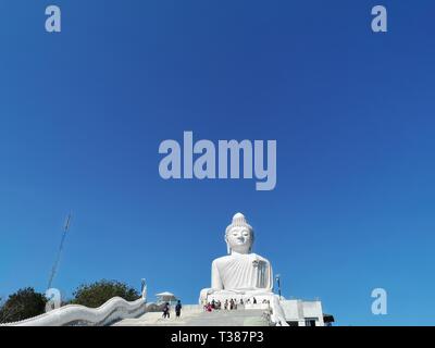 Il 28 febbraio 2019, Thailandia, Chalong: il grande Buddha di Phuket (Big Buddha Phra Phuttha Mingmongkhon Akenakkhiri). La statua del Buddha sorge sull'isola di Phuket nella regione meridionale della Thailandia. Essa è stata completata nel 2008 (eccetto per il piedistallo) ed è uno dei più suggestivi punti panoramici sull'isola. L'imponente statua in marmo è 45 metri di altezza e ha un diametro di 25 metri alla base. Il Buddha si siede su una grande piattaforma stilizzato di fiori di loto e guarda a est dalla cima della collina di Nakkerd (Khao Nakkerd) verso Chalong Bay. Per il non ancora completamente finito un piedistallo c Foto Stock