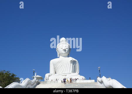 Il 28 febbraio 2019, Thailandia, Chalong: il grande Buddha di Phuket (Big Buddha Phra Phuttha Mingmongkhon Akenakkhiri). La statua del Buddha sorge sull'isola di Phuket nella regione meridionale della Thailandia. Essa è stata completata nel 2008 (eccetto per il piedistallo) ed è uno dei più suggestivi punti panoramici sull'isola. L'imponente statua in marmo è 45 metri di altezza e ha un diametro di 25 metri alla base. Il Buddha si siede su una grande piattaforma stilizzato di fiori di loto e guarda a est dalla cima della collina di Nakkerd (Khao Nakkerd) verso Chalong Bay. Per il non ancora completamente finito un piedistallo c Foto Stock