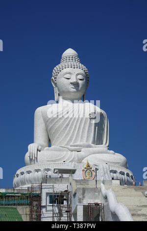 Il 28 febbraio 2019, Thailandia, Chalong: il grande Buddha di Phuket (Big Buddha Phra Phuttha Mingmongkhon Akenakkhiri). La statua del Buddha sorge sull'isola di Phuket nella regione meridionale della Thailandia. Essa è stata completata nel 2008 (eccetto per il piedistallo) ed è uno dei più suggestivi punti panoramici sull'isola. L'imponente statua in marmo è 45 metri di altezza e ha un diametro di 25 metri alla base. Il Buddha si siede su una grande piattaforma stilizzato di fiori di loto e guarda a est dalla cima della collina di Nakkerd (Khao Nakkerd) verso Chalong Bay. Per il non ancora completamente finito un piedistallo c Foto Stock