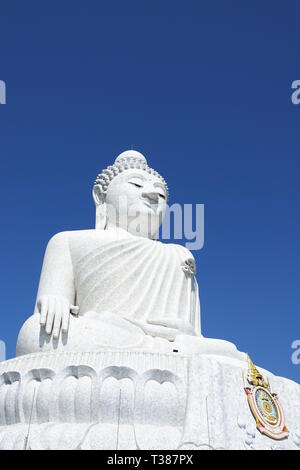 Il 28 febbraio 2019, Thailandia, Chalong: il grande Buddha di Phuket (Big Buddha Phra Phuttha Mingmongkhon Akenakkhiri). La statua del Buddha sorge sull'isola di Phuket nella regione meridionale della Thailandia. Essa è stata completata nel 2008 (eccetto per il piedistallo) ed è uno dei più suggestivi punti panoramici sull'isola. L'imponente statua in marmo è 45 metri di altezza e ha un diametro di 25 metri alla base. Il Buddha si siede su una grande piattaforma stilizzato di fiori di loto e guarda a est dalla cima della collina di Nakkerd (Khao Nakkerd) verso Chalong Bay. Per il non ancora completamente finito un piedistallo c Foto Stock