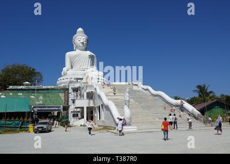 Il 28 febbraio 2019, Thailandia, Chalong: il grande Buddha di Phuket (Big Buddha Phra Phuttha Mingmongkhon Akenakkhiri). La statua del Buddha sorge sull'isola di Phuket nella regione meridionale della Thailandia. Essa è stata completata nel 2008 (eccetto per il piedistallo) ed è uno dei più suggestivi punti panoramici sull'isola. L'imponente statua in marmo è 45 metri di altezza e ha un diametro di 25 metri alla base. Il Buddha si siede su una grande piattaforma stilizzato di fiori di loto e guarda a est dalla cima della collina di Nakkerd (Khao Nakkerd) verso Chalong Bay. Per il non ancora completamente finito un piedistallo c Foto Stock
