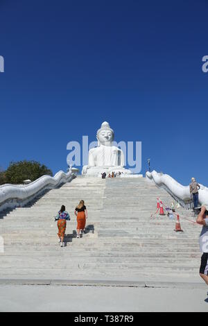 Il 28 febbraio 2019, Thailandia, Chalong: il grande Buddha di Phuket (Big Buddha Phra Phuttha Mingmongkhon Akenakkhiri). La statua del Buddha sorge sull'isola di Phuket nella regione meridionale della Thailandia. Essa è stata completata nel 2008 (eccetto per il piedistallo) ed è uno dei più suggestivi punti panoramici sull'isola. L'imponente statua in marmo è 45 metri di altezza e ha un diametro di 25 metri alla base. Il Buddha si siede su una grande piattaforma stilizzato di fiori di loto e guarda a est dalla cima della collina di Nakkerd (Khao Nakkerd) verso Chalong Bay. Per il non ancora completamente finito un piedistallo c Foto Stock