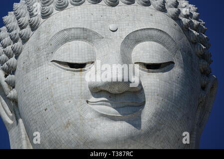 Il 28 febbraio 2019, Thailandia, Chalong: il volto del Grande Buddha di Phuket (Big Buddha Phra Phuttha Mingmongkhon Akenakkhiri). La statua del Buddha sorge sull'isola di Phuket nella regione meridionale della Thailandia. Essa è stata completata nel 2008 (eccetto per il piedistallo) ed è uno dei più suggestivi punti panoramici sull'isola. L'imponente statua in marmo è 45 metri di altezza e ha un diametro di 25 metri alla base. Il Buddha si siede su una grande piattaforma stilizzato di fiori di loto e guarda a est dalla cima della collina di Nakkerd (Khao Nakkerd) verso Chalong Bay. Per il non ancora completamente finito pe Foto Stock