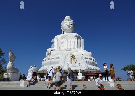 Il 28 febbraio 2019, Thailandia, Chalong: il grande Buddha di Phuket (Big Buddha Phra Phuttha Mingmongkhon Akenakkhiri). La statua del Buddha sorge sull'isola di Phuket nella regione meridionale della Thailandia. Essa è stata completata nel 2008 (eccetto per il piedistallo) ed è uno dei più suggestivi punti panoramici sull'isola. L'imponente statua in marmo è 45 metri di altezza e ha un diametro di 25 metri alla base. Il Buddha si siede su una grande piattaforma stilizzato di fiori di loto e guarda a est dalla cima della collina di Nakkerd (Khao Nakkerd) verso Chalong Bay. Per il non ancora completamente finito un piedistallo c Foto Stock
