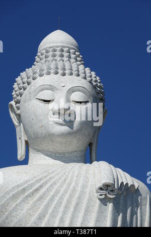 Il 28 febbraio 2019, Thailandia, Chalong: il volto del Grande Buddha di Phuket (Big Buddha Phra Phuttha Mingmongkhon Akenakkhiri). La statua del Buddha sorge sull'isola di Phuket nella regione meridionale della Thailandia. Essa è stata completata nel 2008 (eccetto per il piedistallo) ed è uno dei più suggestivi punti panoramici sull'isola. L'imponente statua in marmo è 45 metri di altezza e ha un diametro di 25 metri alla base. Il Buddha si siede su una grande piattaforma stilizzato di fiori di loto e guarda a est dalla cima della collina di Nakkerd (Khao Nakkerd) verso Chalong Bay. Per il non ancora completamente finito pe Foto Stock