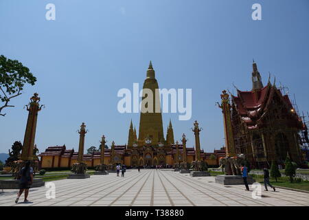 Ao Luek Distrikt, Thailandia. 04 Mar, 2019. La station wagon e il Chedi del Wat Maha That Wachira Mongkol o anche chiamato Wat Bang Tong. Il Chedi, una torre-come la struttura, è parte di un Wat, un tempio buddista complesso in Thailandia. Il Chedi Wat Bang Tong è 45 metri di altezza e uno dei più alti nel sud della Thailandia. Credito: Alexandra Schuler/dpa/Alamy Live News Foto Stock