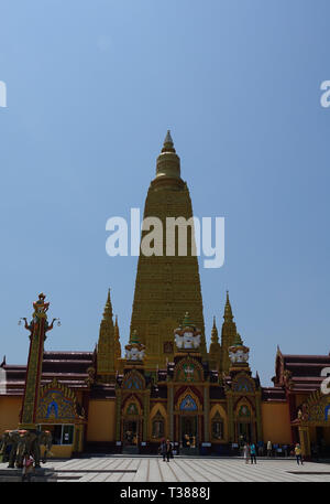 Ao Luek Distrikt, Thailandia. 04 Mar, 2019. Il Chedi des Wat Maha That Wachira Mongkol o anche chiamato Wat Bang Tong. Il Chedi, una torre-come la struttura, è parte di un Wat, un tempio buddista complesso in Thailandia. Il Chedi Wat Bang Tong è 45 metri di altezza e uno dei più alti nel sud della Thailandia. Credito: Alexandra Schuler/dpa/Alamy Live News Foto Stock