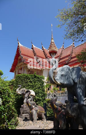 Phuket, Tailandia. 28 Feb, 2019. Statue di elefante vedere davanti al tempio di Wat Chalong. Wat Chalong è il più grande e più importante del 29 templi buddisti (WAT) sull'isola di Phuket. Credito: Alexandra Schuler/dpa/Alamy Live News Foto Stock