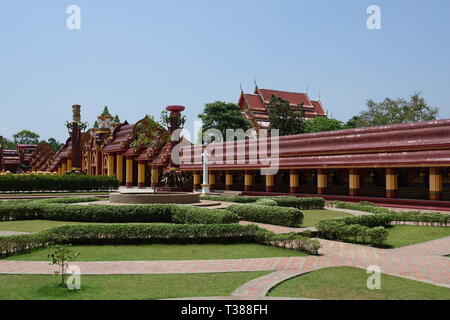 Ao Luek Distrikt, Thailandia. 04 Mar, 2019. La station wagon e una lobby con pagode in Wat Maha That Wachira Mongkol o anche chiamato Wat Bang Tong. Il Chedi Wat Bang Tong è 45 metri di altezza e uno dei più alti nel sud della Thailandia. Credito: Alexandra Schuler/dpa/Alamy Live News Foto Stock