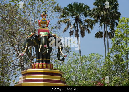 Ao Luek Distrikt, Thailandia. 04 Mar, 2019. Una statua dell'elefante a tre teste chiamato Erawan, nella tenuta di Wat Maha That Wachira Mongkol o Wat Bang Tong. Erawan è la forma tailandese del mitico elefante Airavata, The Chedi Wat Bang Tong è 45 metri di altezza e uno dei più alti nel sud della Thailandia. Credito: Alexandra Schuler/dpa/Alamy Live News Foto Stock