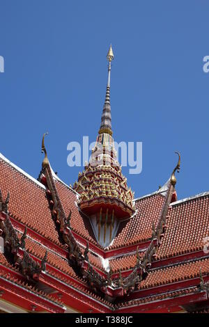 Phuket, Tailandia. 28 Feb, 2019. Il Torre Dorata del principale tempio di Wat Chalong. Wat Chalong è il più grande e più importante del 29 templi buddisti (WAT) sull'isola di Phuket. Credito: Alexandra Schuler/dpa/Alamy Live News Foto Stock