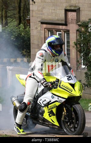 Ruote per bici che bruciano gomma, moto, deriva, fumo, gara spin, bruciore di pneumatici, rotolamento burnout, peeling, a Chorley, Lancashire, Regno Unito. 7th aprile 2019. Hughton Tower 43rd Motorcycle Sprint. Pilota 21 Dean Livesey da Darwin in sella alla BMW S1000RR Foto Stock