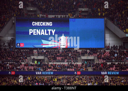 Londra, Regno Unito. 07 apr, 2019. Londra, Regno Unito. 07 apr, 2019.Video Assistente arbitro Graham Scott recensioni la decisione e premi a pena di Watford durante la FA Cup Semi Final match tra Watford e Wolverhampton Wanderers presso lo Stadio di Wembley che il 7 aprile 2019 a Londra, Inghilterra. Solo uso editoriale, è richiesta una licenza per uso commerciale. Nessun uso in scommesse, giochi o un singolo giocatore/club/league pubblicazione. (Foto di Paolo Chesterton/phcimages.com)Editorial utilizzare solo, è richiesta una licenza per uso commerciale. Nessun uso in scommesse, giochi o un singolo giocatore/club/league pubblicazione. Solo uso editoriale, licenza Foto Stock