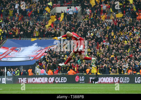 Londra, Regno Unito. 07 apr, 2019. Londra, Regno Unito. 07 apr, 2019.Heurelho Gomes di Watford celebra il suo lato il secondo gol segnato da Troy Deeney di Watford dalla pena spot durante la FA Cup Semi Final match tra Watford e Wolverhampton Wanderers presso lo Stadio di Wembley che il 7 aprile 2019 a Londra, Inghilterra. Solo uso editoriale, è richiesta una licenza per uso commerciale. Nessun uso in scommesse, giochi o un singolo giocatore/club/league pubblicazione. (Foto di Paolo Chesterton/phcimages.com)Editorial utilizzare solo, è richiesta una licenza per uso commerciale. Nessun uso in scommesse, giochi o un singolo giocatore/club/league pubblicazione. Edito Foto Stock