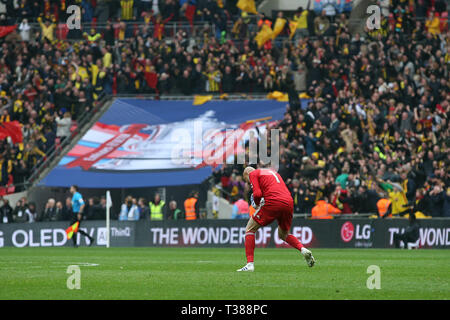 Londra, Regno Unito. 07 apr, 2019. Londra, Regno Unito. 07 apr, 2019.Heurelho Gomes di Watford celebra il suo lato il secondo gol segnato da Troy Deeney di Watford dalla pena spot durante la FA Cup Semi Final match tra Watford e Wolverhampton Wanderers presso lo Stadio di Wembley che il 7 aprile 2019 a Londra, Inghilterra. Solo uso editoriale, è richiesta una licenza per uso commerciale. Nessun uso in scommesse, giochi o un singolo giocatore/club/league pubblicazione. (Foto di Paolo Chesterton/phcimages.com)Editorial utilizzare solo, è richiesta una licenza per uso commerciale. Nessun uso in scommesse, giochi o un singolo giocatore/club/league pubblicazione. Edito Foto Stock