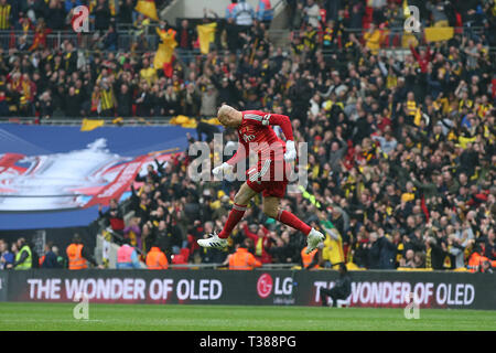 Londra, Regno Unito. 07 apr, 2019. Londra, Regno Unito. 07 apr, 2019.Heurelho Gomes di Watford celebra il suo lato il secondo gol segnato da Troy Deeney di Watford dalla pena spot durante la FA Cup Semi Final match tra Watford e Wolverhampton Wanderers presso lo Stadio di Wembley che il 7 aprile 2019 a Londra, Inghilterra. Solo uso editoriale, è richiesta una licenza per uso commerciale. Nessun uso in scommesse, giochi o un singolo giocatore/club/league pubblicazione. (Foto di Paolo Chesterton/phcimages.com)Editorial utilizzare solo, è richiesta una licenza per uso commerciale. Nessun uso in scommesse, giochi o un singolo giocatore/club/league pubblicazione. Edito Foto Stock