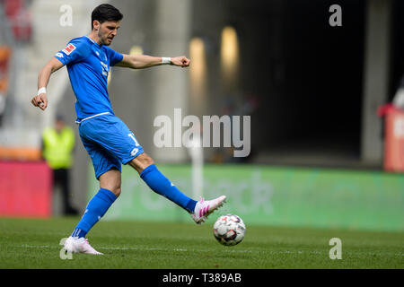 Augsburg, Germania. 07 apr, 2019. Calcio: Bundesliga, FC Augsburg - 1899 Hoffenheim, XXVIII GIORNATA nel WWK-Arena. Florian Grillitsch von Hoffenheim gioca la palla. Credito: Matthias esitano di fronte/dpa - NOTA IMPORTANTE: In conformità con i requisiti del DFL Deutsche Fußball Liga o la DFB Deutscher Fußball-Bund, è vietato utilizzare o hanno utilizzato fotografie scattate allo stadio e/o la partita in forma di sequenza di immagini e/o video-come sequenze di foto./dpa/Alamy Live News Foto Stock