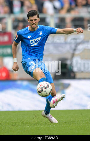 Augsburg, Germania. 07 apr, 2019. Calcio: Bundesliga, FC Augsburg - 1899 Hoffenheim, XXVIII GIORNATA nel WWK-Arena. Florian Grillitsch von Hoffenheim gioca la palla. Credito: Matthias esitano di fronte/dpa - NOTA IMPORTANTE: In conformità con i requisiti del DFL Deutsche Fußball Liga o la DFB Deutscher Fußball-Bund, è vietato utilizzare o hanno utilizzato fotografie scattate allo stadio e/o la partita in forma di sequenza di immagini e/o video-come sequenze di foto./dpa/Alamy Live News Foto Stock