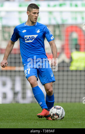 Augsburg, Germania. 07 apr, 2019. Calcio: Bundesliga, FC Augsburg - 1899 Hoffenheim, XXVIII GIORNATA nel WWK-Arena. Andrej Kramaric da Hoffenheim gioca la palla. Credito: Matthias esitano di fronte/dpa - NOTA IMPORTANTE: In conformità con i requisiti del DFL Deutsche Fußball Liga o la DFB Deutscher Fußball-Bund, è vietato utilizzare o hanno utilizzato fotografie scattate allo stadio e/o la partita in forma di sequenza di immagini e/o video-come sequenze di foto./dpa/Alamy Live News Foto Stock