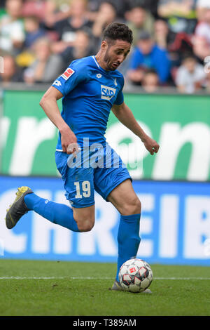 Augsburg, Germania. 07 apr, 2019. Calcio: Bundesliga, FC Augsburg - 1899 Hoffenheim, XXVIII GIORNATA nel WWK-Arena. Ishak Belfodil von Hoffenheim gioca la palla. Credito: Matthias esitano di fronte/dpa - NOTA IMPORTANTE: In conformità con i requisiti del DFL Deutsche Fußball Liga o la DFB Deutscher Fußball-Bund, è vietato utilizzare o hanno utilizzato fotografie scattate allo stadio e/o la partita in forma di sequenza di immagini e/o video-come sequenze di foto./dpa/Alamy Live News Foto Stock