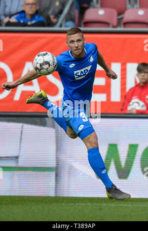 Augsburg, Germania. 07 apr, 2019. Calcio: Bundesliga, FC Augsburg - 1899 Hoffenheim, XXVIII GIORNATA nel WWK-Arena. Pavel Kaderabek da Hoffenheim gioca la palla. Credito: Matthias esitano di fronte/dpa - NOTA IMPORTANTE: In conformità con i requisiti del DFL Deutsche Fußball Liga o la DFB Deutscher Fußball-Bund, è vietato utilizzare o hanno utilizzato fotografie scattate allo stadio e/o la partita in forma di sequenza di immagini e/o video-come sequenze di foto./dpa/Alamy Live News Foto Stock