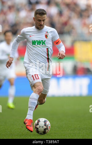 Augsburg, Germania. 07 apr, 2019. Calcio: Bundesliga, FC Augsburg - 1899 Hoffenheim, XXVIII GIORNATA nel WWK-Arena. Daniel Baier da FC Augsburg gioca la palla. Credito: Matthias esitano di fronte/dpa - NOTA IMPORTANTE: In conformità con i requisiti del DFL Deutsche Fußball Liga o la DFB Deutscher Fußball-Bund, è vietato utilizzare o hanno utilizzato fotografie scattate allo stadio e/o la partita in forma di sequenza di immagini e/o video-come sequenze di foto./dpa/Alamy Live News Foto Stock