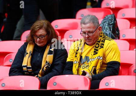 Londra, Regno Unito. 7 apr, 2019. Lupi ventola dopo il gioco durante il FA Emirates Cup Semi-Final match tra Watford e Wolverhampton Wanderers allo Stadio di Wembley, London, Regno Unito al 07 Apr 2019. Azione di Credito Foto SportEditorial utilizzare solo, è richiesta una licenza per uso commerciale. Nessun uso in scommesse, giochi o un singolo giocatore/club/league pubblicazione. Credit: Azione Foto Sport/Alamy Live News Foto Stock