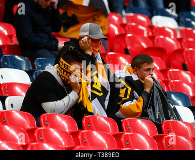 Londra, Regno Unito. 7 apr, 2019. Lupi fan dopo il gioco durante il FA Emirates Cup Semi-Final match tra Watford e Wolverhampton Wanderers allo Stadio di Wembley, London, Regno Unito al 07 Apr 2019. Azione di Credito Foto SportEditorial utilizzare solo, è richiesta una licenza per uso commerciale. Nessun uso in scommesse, giochi o un singolo giocatore/club/league pubblicazione. Credit: Azione Foto Sport/Alamy Live News Foto Stock